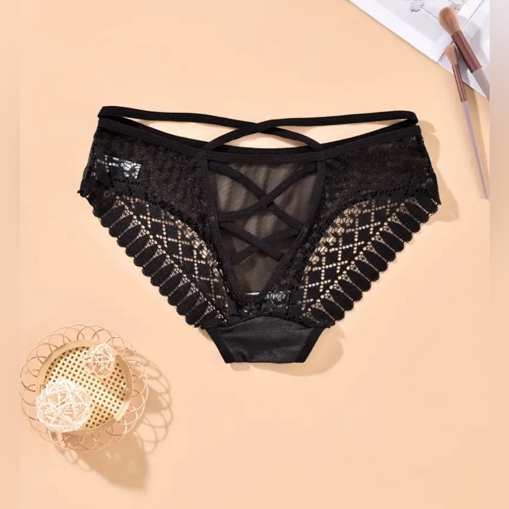 New sexy strappy cheeky panty in black lace - size XXL plus curvy​​